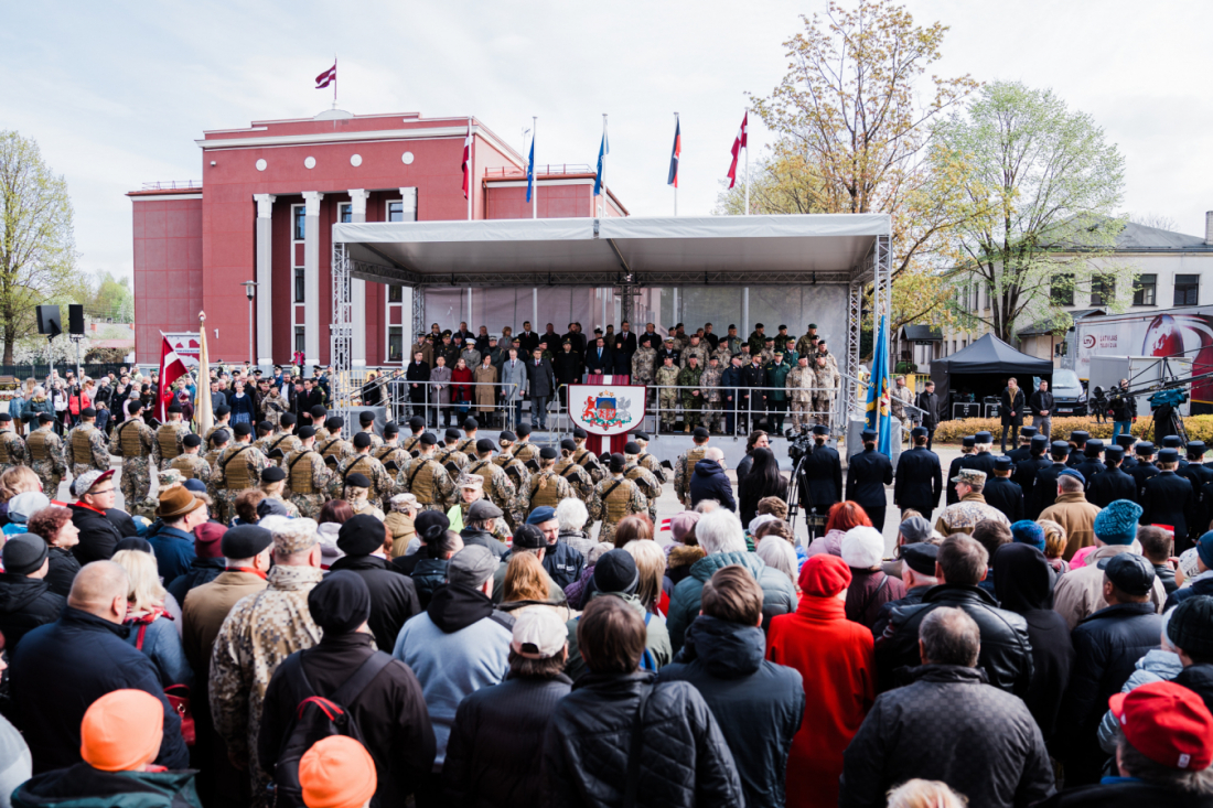 Jēkabpils domes priekšsēdētājs Aivars Kraps pateicas par 4.maija NBS simtgades militārās parādes organizēšanu pilsētā