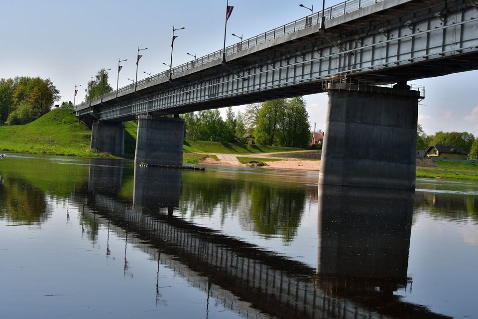 Nedēļas izskaņā laiks kļūs mākoņaināks un vēsāks; bieži līs