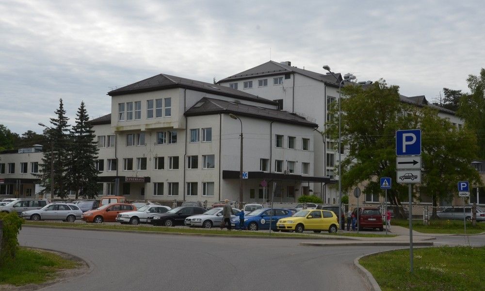 Darbinieki ziņo: Jēkabpils slimnīcā pacientus, mirušos un ēdienu pārvadā ar vienu transportu. Nedroši arī jaunie termosi, viens no tiem uzsprādzis