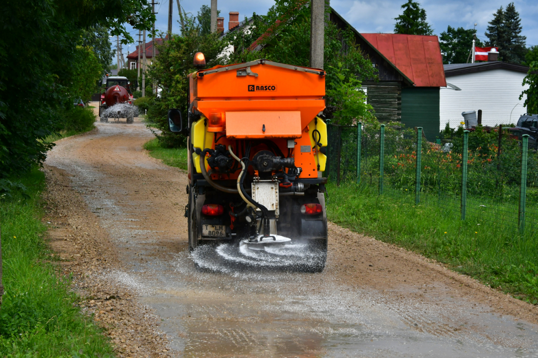 Turpina atputekļošanas darbus uz grants seguma ielām Jēkabpilī