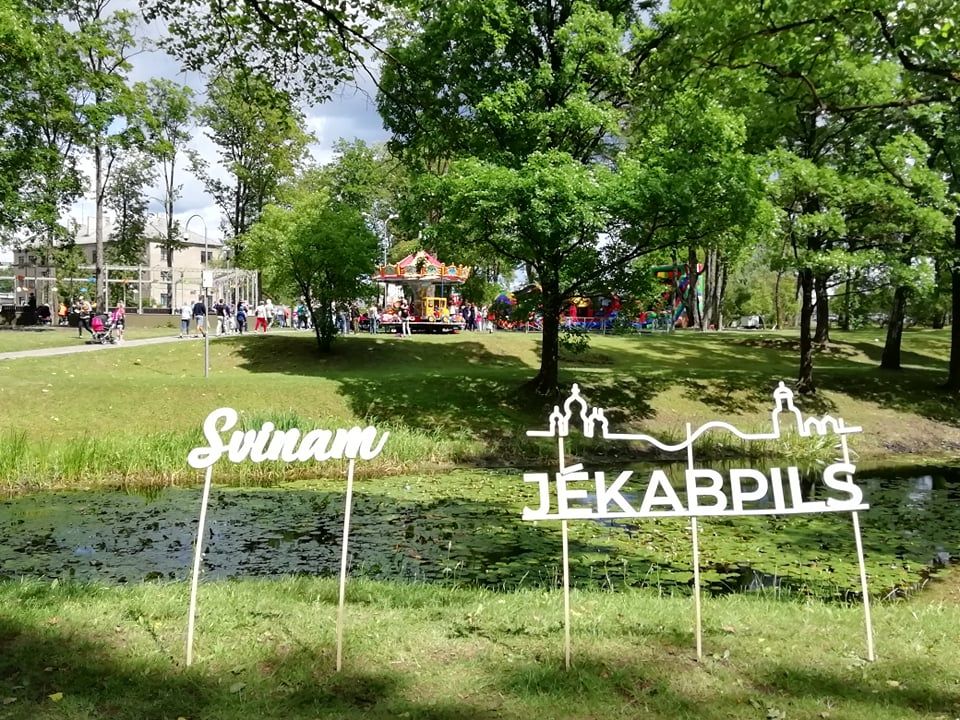 Jēkabpilī, Kena parkā atrasta somiņa, kas pazaudēta pilsētas svētku laikā