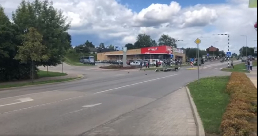 Jēkabpilī parādes laikā motocikls uztriecas gājējam, kas šķērsoja Rīgas ielu uz gājēju pārejas (VIDEO)(PAPILDINĀTS)