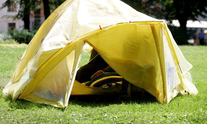 Policijai ziņo, ka Jēkabpilī daudzdzīvokļu mājas pagalmā teltī dzīvo vīrietis