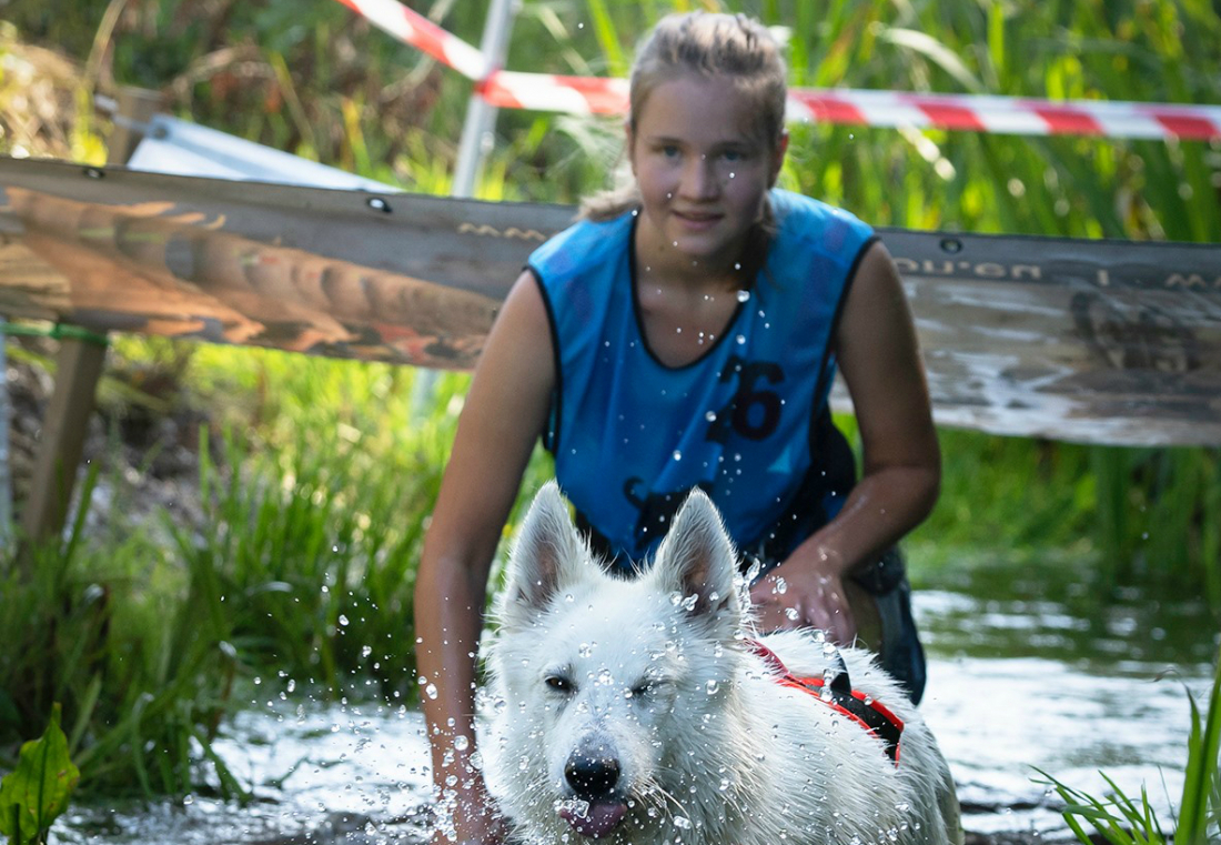 “Lūšu ķepas K9” jaunietes triumfē pirmajā Latvijas čempionātā kanikrosā jeb biatlonā ar suni