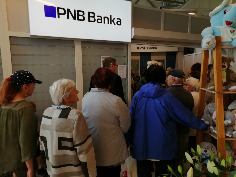 Jēkabpilī pie PNB bankas filiāles šorīt bija pulcējušies ap pussimts cilvēku