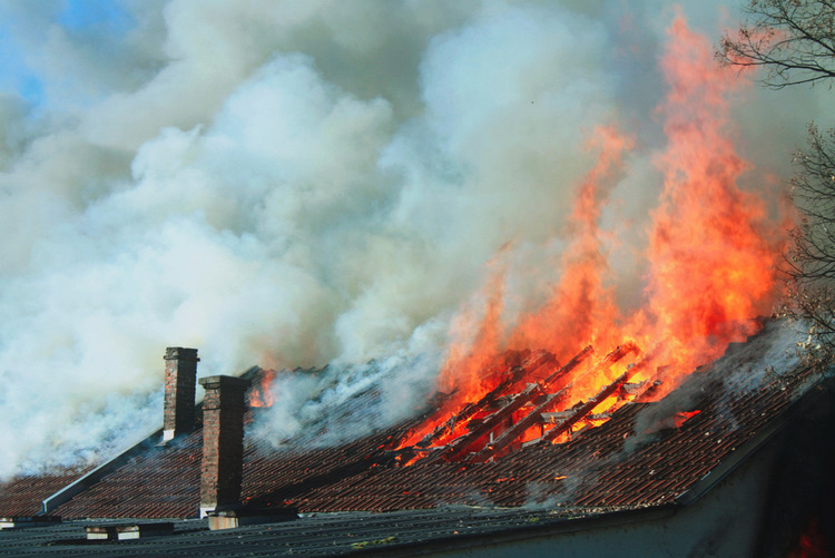 Neretas novadā dzīvojamai mājai dega jumts