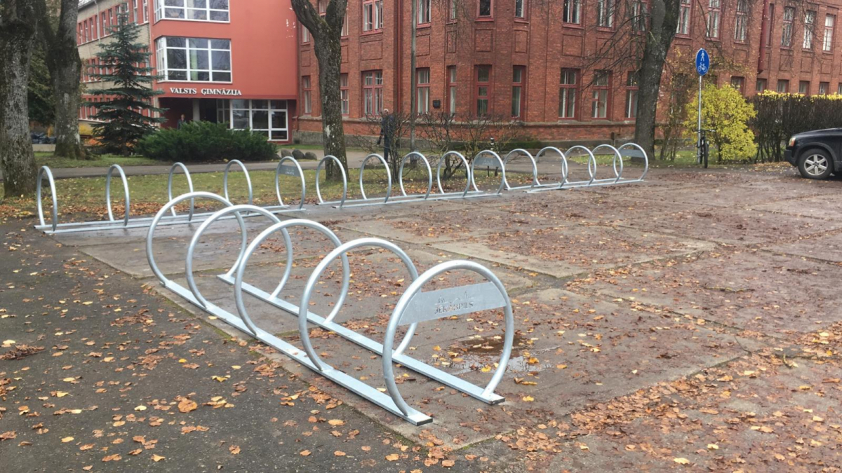 Pie Jēkabpils Valsts ģimnāzijas par vairāk nekā 2000 eiro uzstādīti velo statīvi