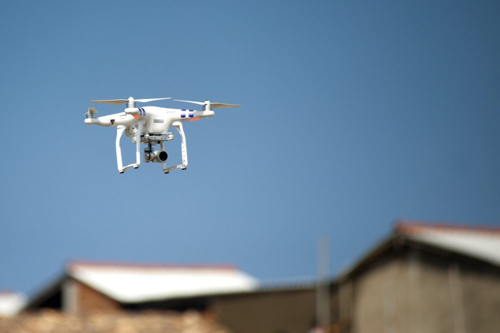 Jēkabpils policijā nogādāts drons, kas lidinājās virs īpašuma, neatļauti fiksējot tur notiekošo