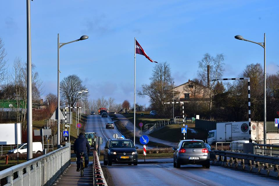 Apledo ceļi. Svētdien pusdienlaikā sliktākie braukšanas apstākļi - Daugavpils, Līvānu un Jēkabpils pusē