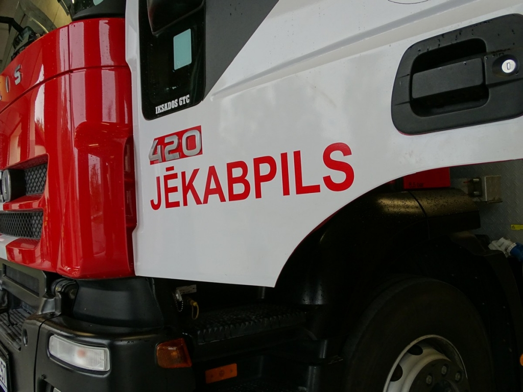 Jēkabpils ugunsdzēsēji glābēji likvidē sadūmojumu divstāvu  dzīvojamā mājā Dunavā