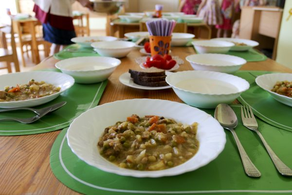  Jēkabpils pašvaldība arī šogad turpinās nodrošināt brīvpusdienas visiem skolēniem, kas tās saņēma līdz šim 