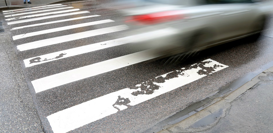 Jēkabpilī uz gājēju pārejas notriec sievieti, aiztur autobraucēju cienījamā vecumā alkohola reibumā un noķer zagli