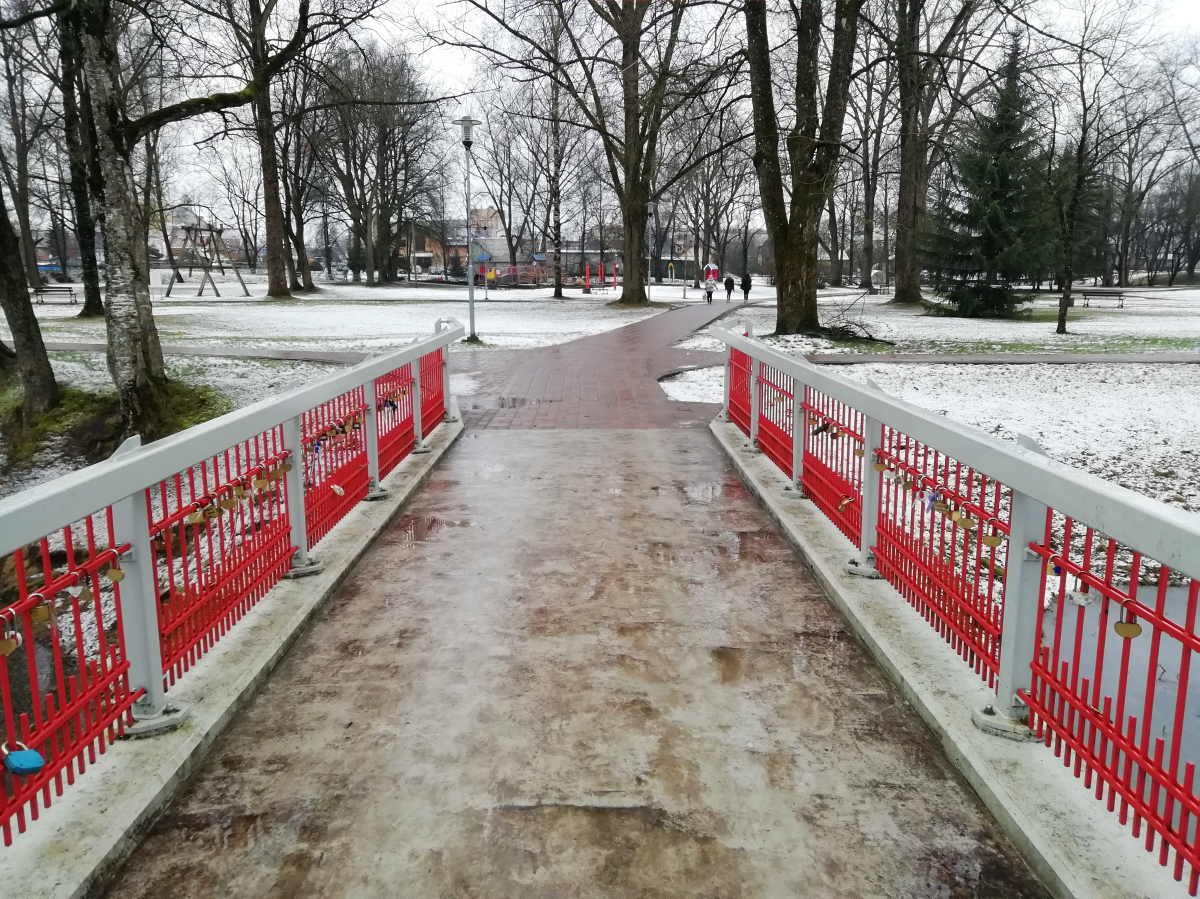 Kamēr pašvaldība meklē risinājumu, jaunlaulātie, ticot atslēgu spēkam, turpina karināt tās pie Kena parka tiltiņa margām