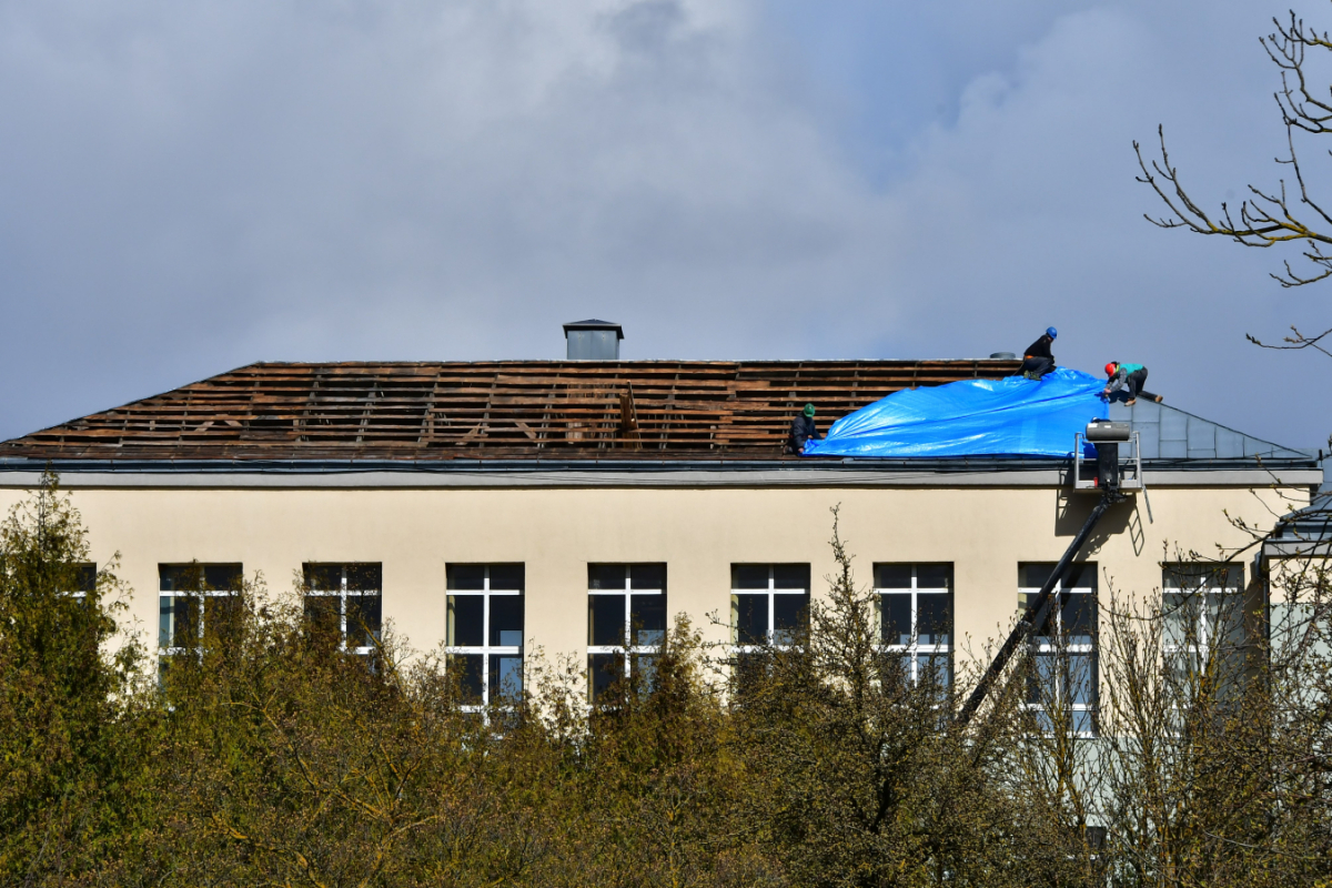 Jēkabpils 3.vidusskolas bojāto jumtu pārklāj ar ūdensnecaurlaidīgu membrānu