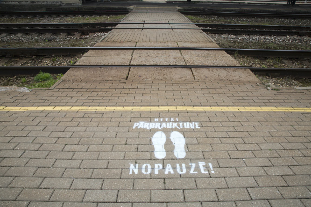 “Latvijas dzelzceļš” izvietojis jaunas brīdinājuma zīmes pie gājēju pārejām visā Latvijā, arī Jēkabpilī, Pļaviņās un Līvānos