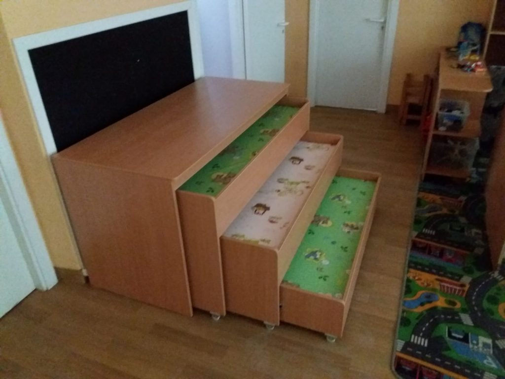 Bērnudārzos gultas būs jāizvieto pēc iespējas tālāk viena no otras