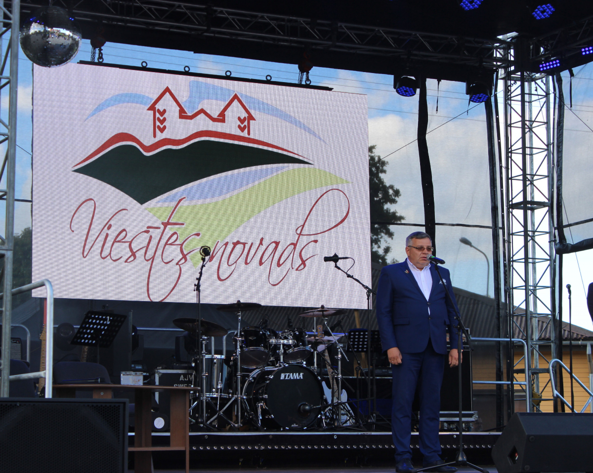 Alfons uks Gandar Prieka Un Labv l bas Atmosf ra Kas Vald ja 