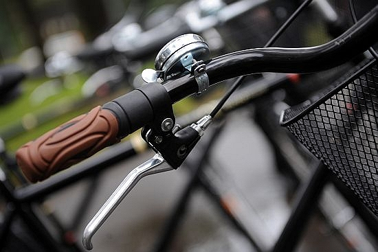 Jēkabpilī divu velosipēdu sadursmē cieš sieviete