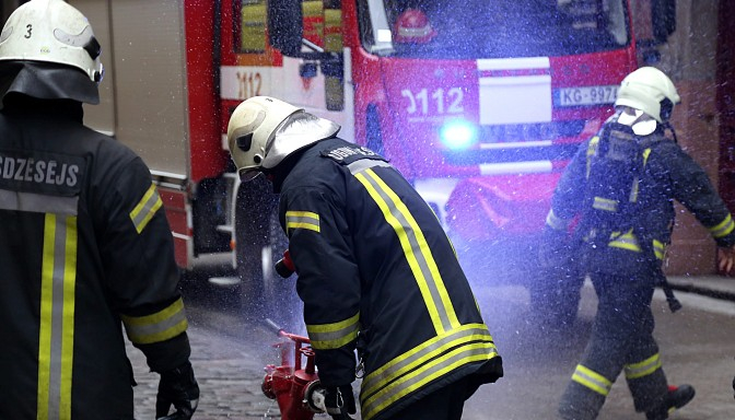 Jēkabpilī ugunsgrēkā gāja bojā viens, cieta viens, evakuēti - trīs un izglābti – septiņi cilvēki (PAPILDINĀTS)