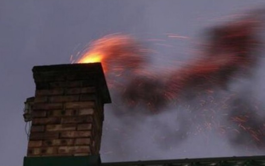 Jēkabpilī dzēsti degoši sodrēji divstāvu dzīvojamās mājas dūmvadā