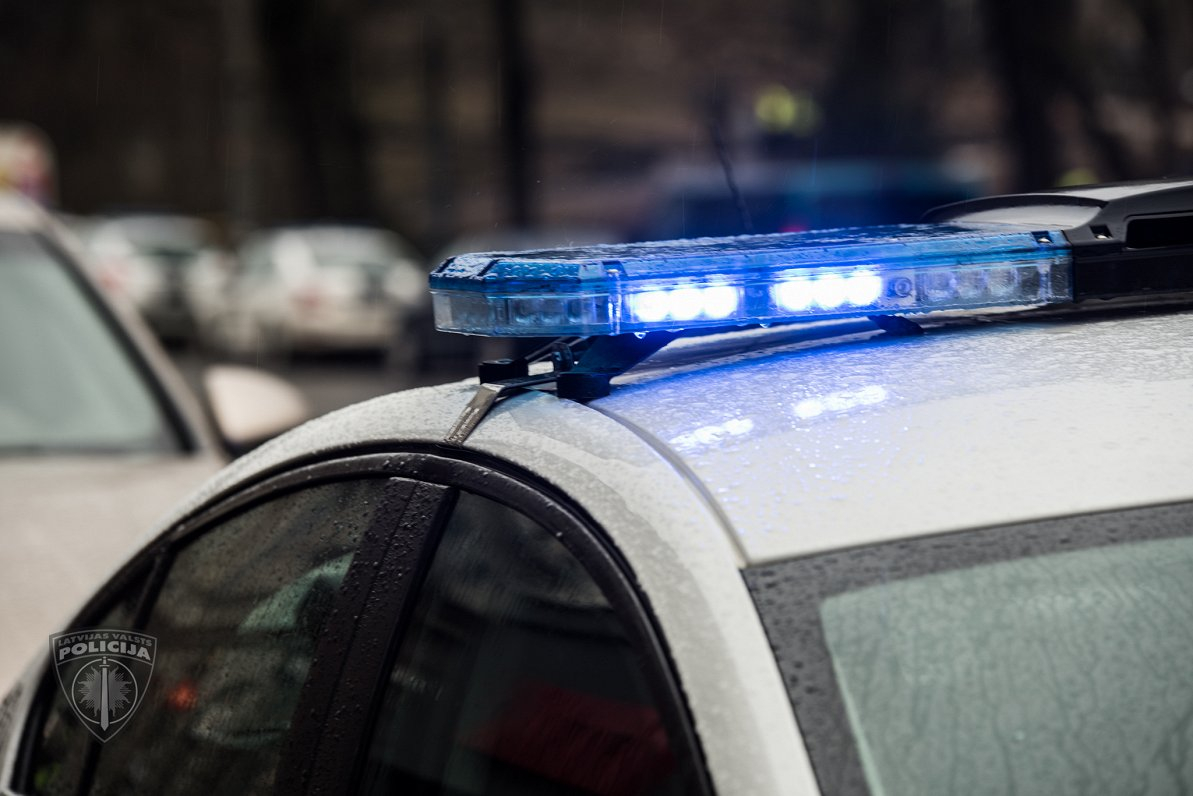 Jēkabpils policija sākusi procesu pret jaunieti, kurš lielveikala stāvlaukumā demonstrēja agresīvu braukšanu