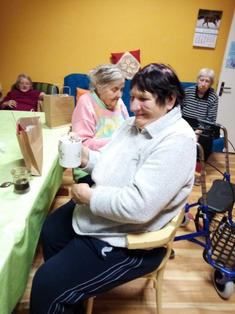 Krustpils novada Sūnu pamatskolas kolektīvs pārsteidz atbalsta centru "Dzeguzīte"