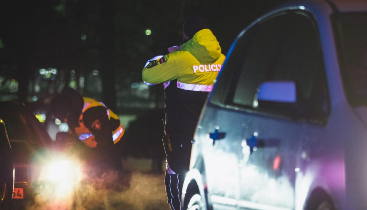 Jēkabpilī mājsēdes kontroles laikā pret policistiem izturas izaicinoši un bravūrīgi, cenšoties noslēpties
