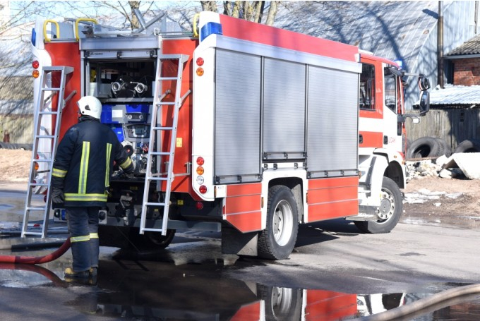Jēkabpils ugunsdzēsēji likvidē ugunsgrēku Jēkabpilī divstāvu dzīvojamā mājā un dodas palīgos uz Seci