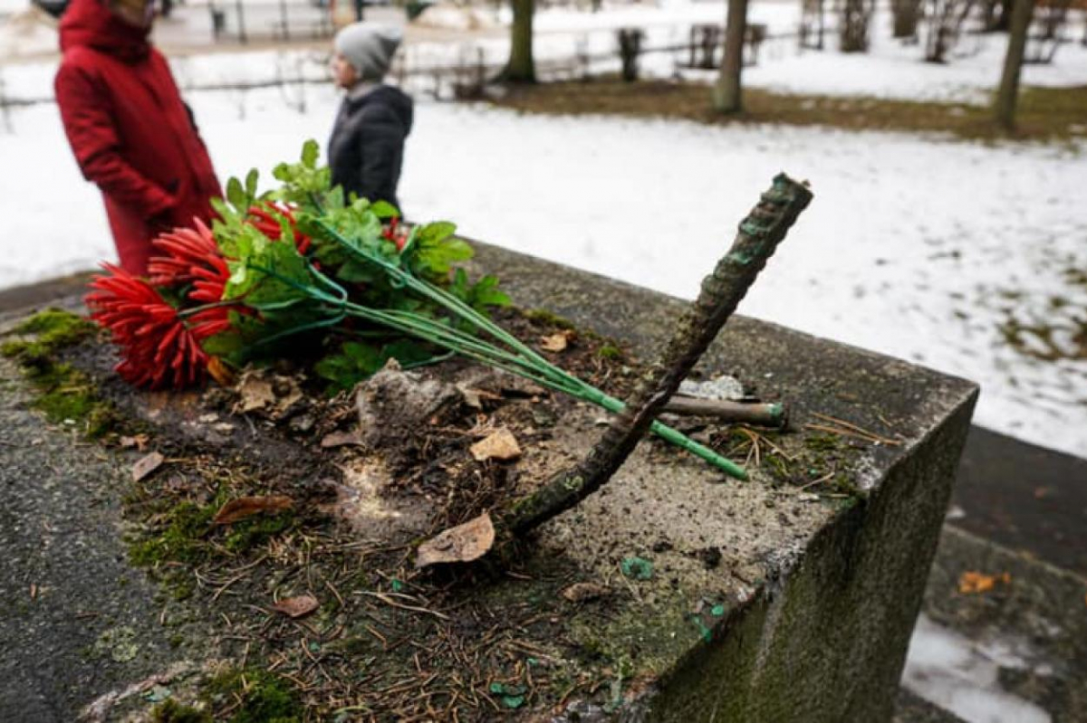 Noskaidrota iespējamā vainīgā persona piemiņas zīmes – lielgabala demontāžā 