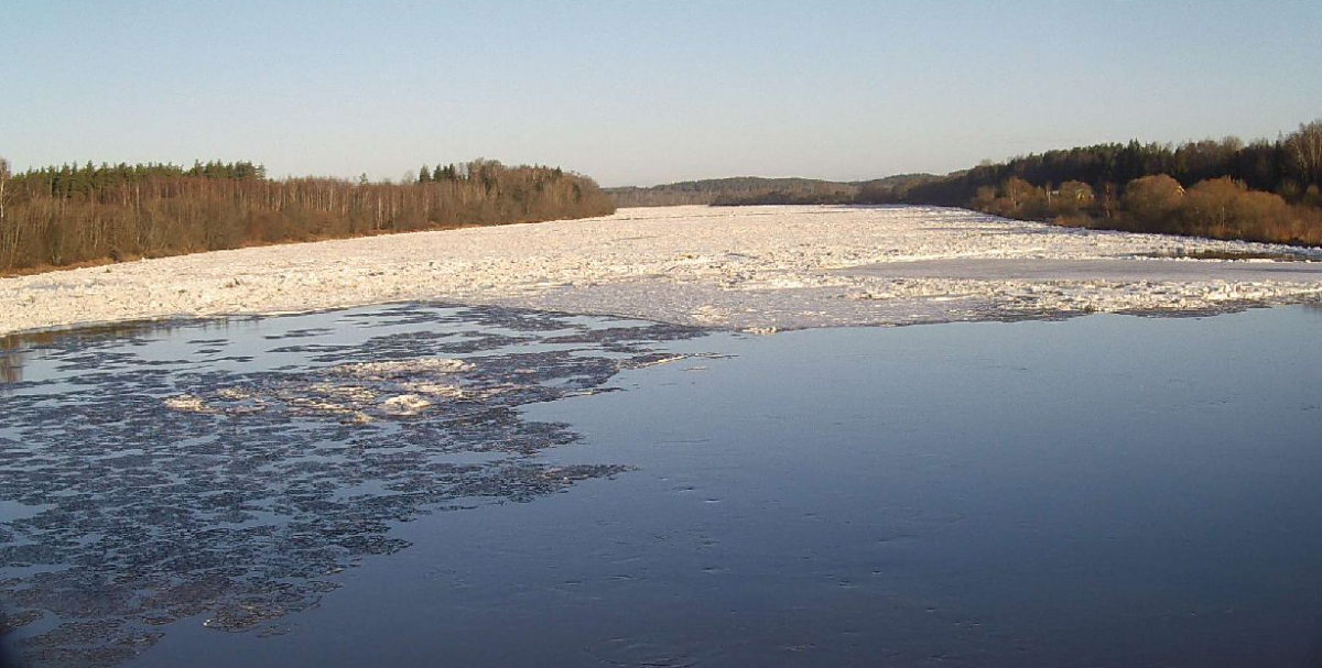 Daugavā pie Zeļķiem saglabājas augsts ūdens līmenis, situācija mierīga