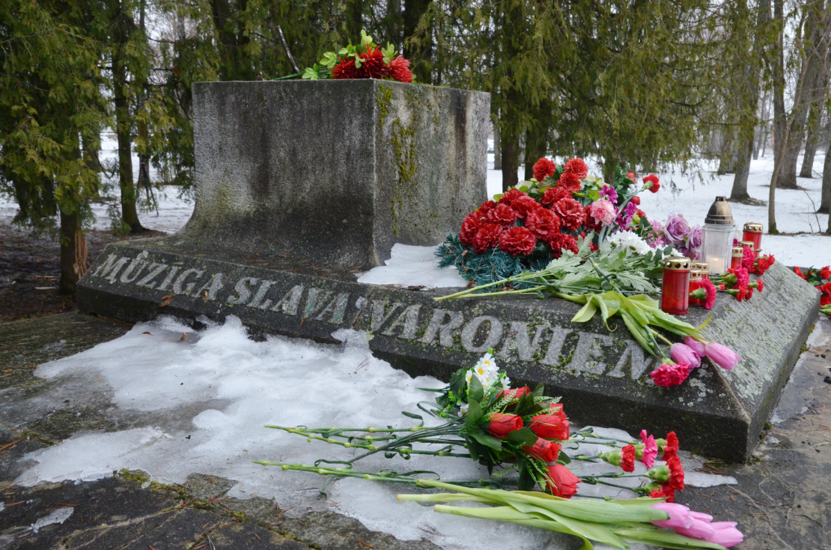 Полиция нашла, куда бросили украденную с советского мемориала в Екабпилсе пушку