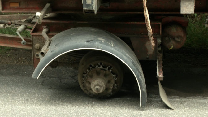 Kūku pagastā, nolūstot ritenim braucošam kravas auto, tiek bojāts pretim braucošs kravas auto