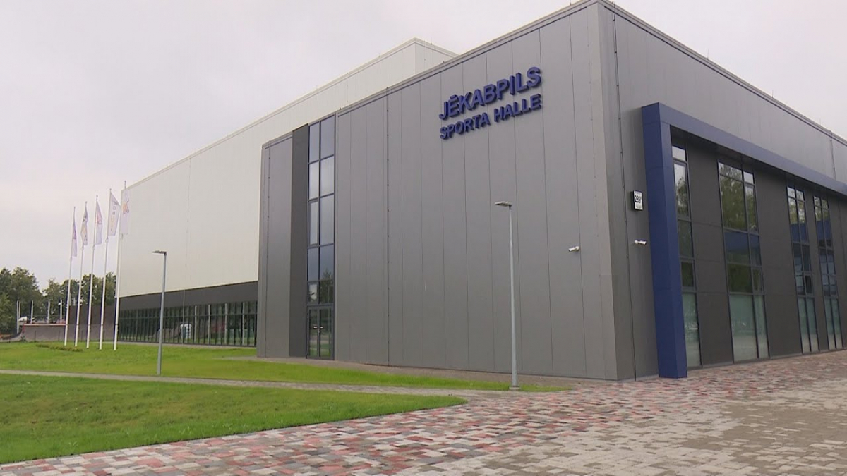 Jēkabpils sporta hallē patlaban iekārto vakcinācijas centru (PRECIZĒTS)