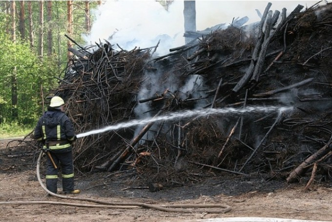 Jēkabpilī pirmdien no kūlas ugunsgrēkiem nodeg dārza mājiņa un aizdegas zaru kaudze Mežaparkā