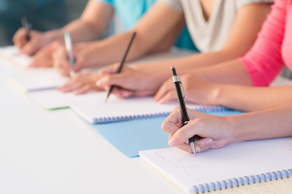 Pirms valsts pārbaudījumiem skolu beidzējiem būs jāveic Covid-19 testi