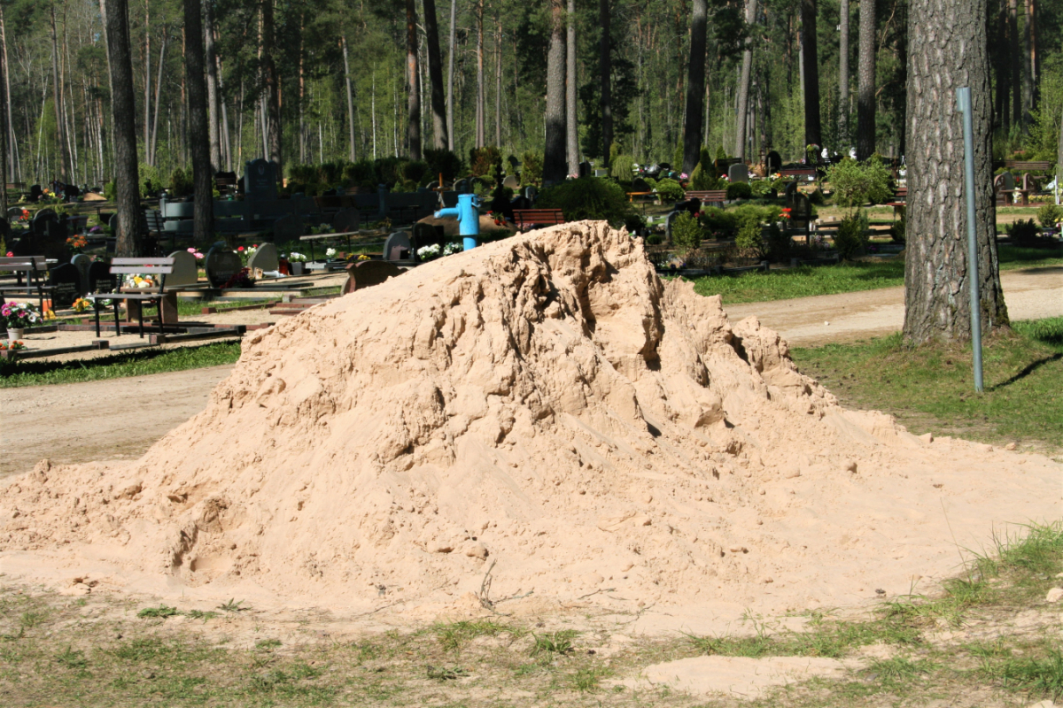 Jēkabpils pilsētas kapos tiks piegādāti 150 kubikmetri smilts kapavietu sakopšanai
