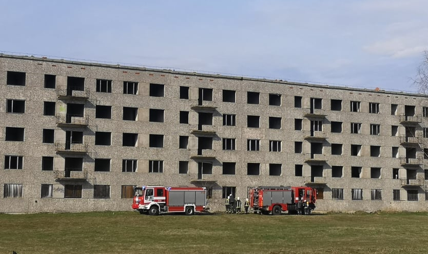 Brīvdienās Jēkabpilī kārtējo reizi dzēsti degoši atkritumi vienā no Auseklīša ielas graustiem