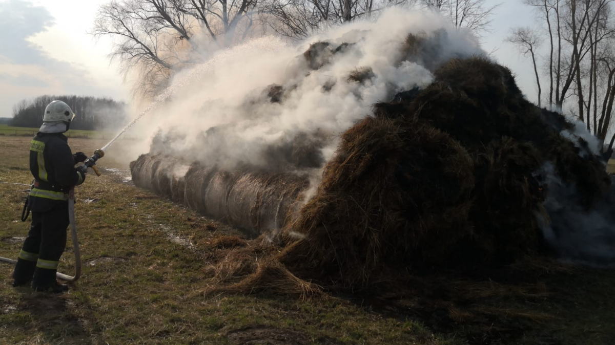 Jēkabpilī dzēstas degošas riepas un atkritumi, Aknīstē – siena ruļļi