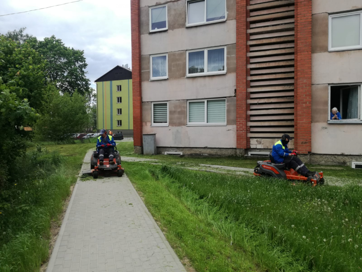 SIA JK Namu pārvalde lūdz transportlīdzekļus novietot tālāk no pļaušanas vietas 