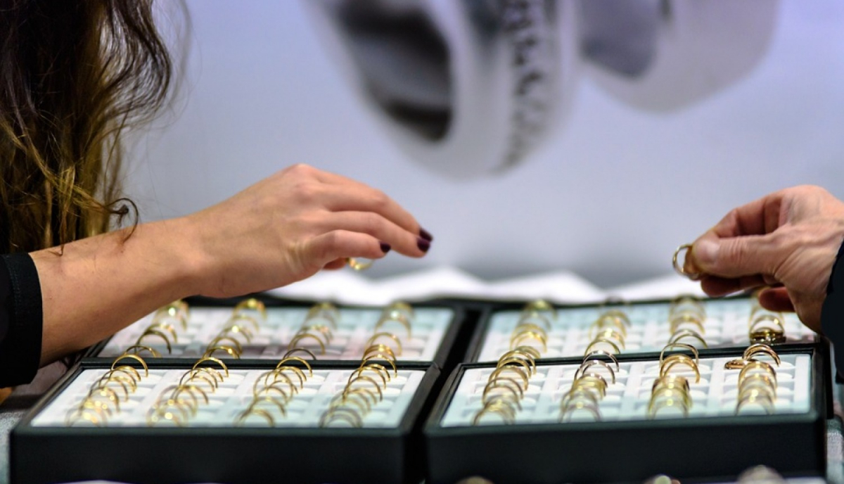 Veikalā Jēkabpilī zeltlietu pielaikošanas laikā zelta izstrādājumus apmaina pret pakaļdarinājumiem