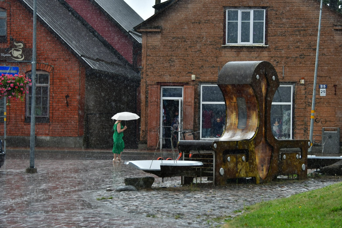 Šonedēļ vēl reizi Latviju šķērsos plaša lietus zona; brīvdienās kļūs sutīgs