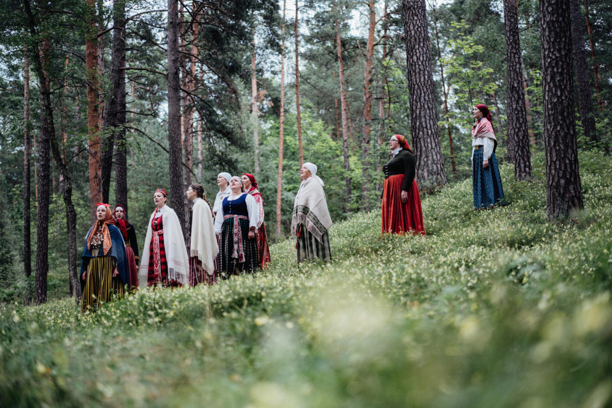 Ar dziesmotu pastaigu Sāvienas pilskalnā grupa „Saucējas” noslēdz albuma “Dabā” prezentāciju