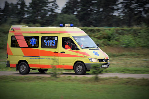 Garāmbraucēja Gārsenes pagastā atrod uz ceļa gulošu, piekautu sievieti