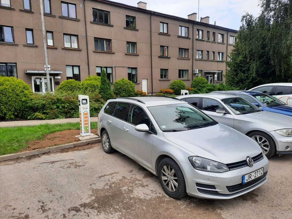 Jēkabpilī darbu sākusi jauna elektroauto uzlādes stacija