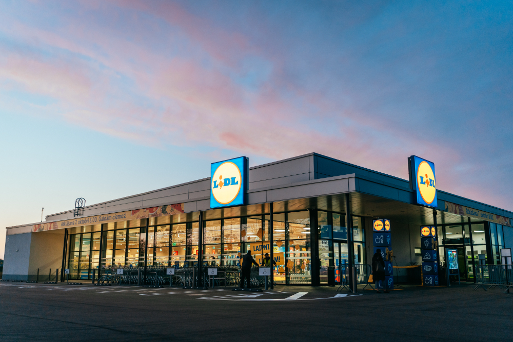 “Lidl” arī turpmāk būs atvērts visiem, tiek pagarināts veikala darba laiks