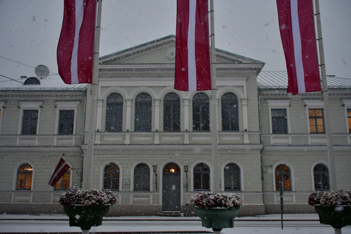 Jēkabpils novada dome valsts svētkos administrācijas un pilsētas iestāžu darbiniekiem naudas balvā izmaksājusi 77 000 eiro