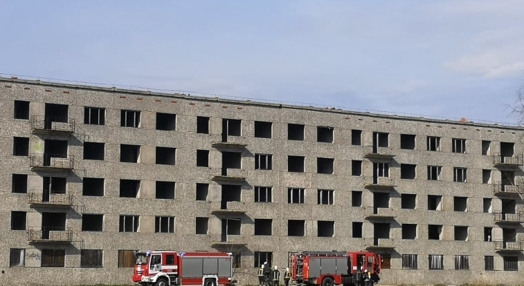 Jēkabpilī kārtējo reizi dzēsti degoši atkritumi graustā Auseklīša ielā