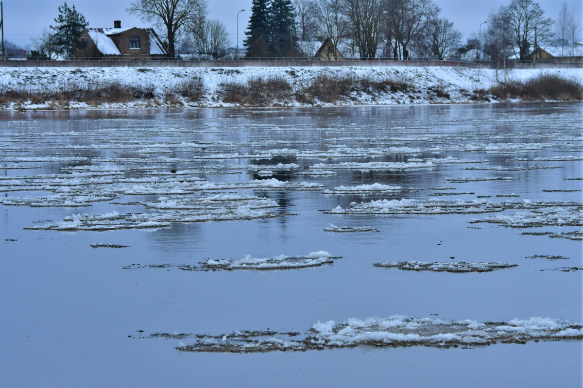 Latvijā sāk aizsalt ūdenstilpes; Daugavā paaugstinās ūdens līmenis