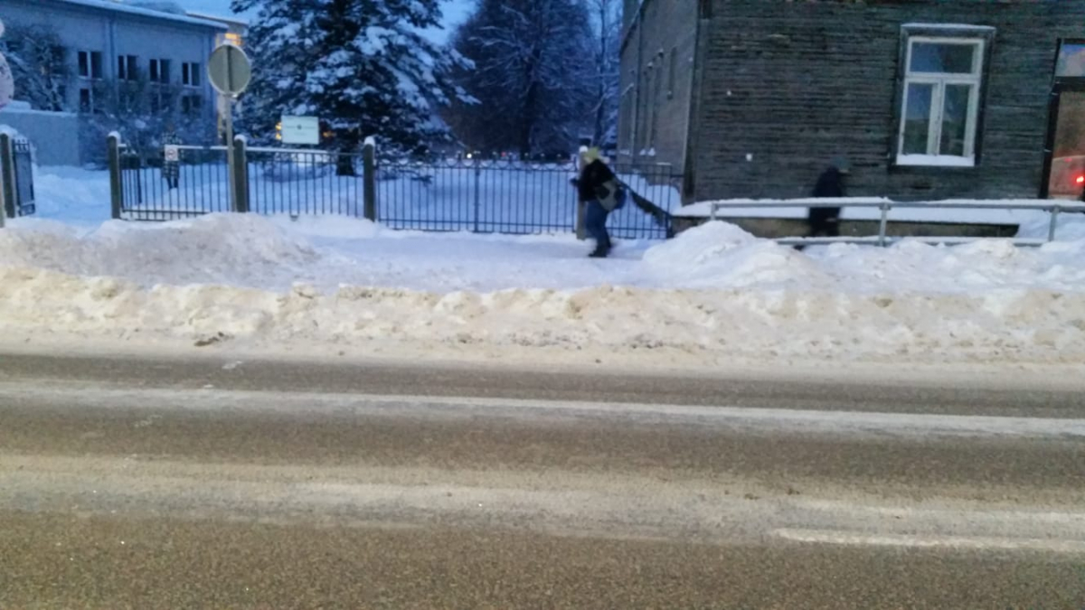 Mums raksta: Donoru dienā pie Jēkabpils sporta halles stāvlaukums nav iztīrīts; sniega valnis traucē drošai satiksmei pie 2.vidusskolas Rīgas ielā