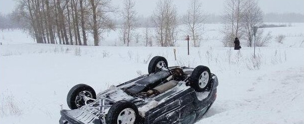Variešu pagastā pēc avārijas ugunsdzēsēji glābēji palīdz atgāzt auto uz riteņiem